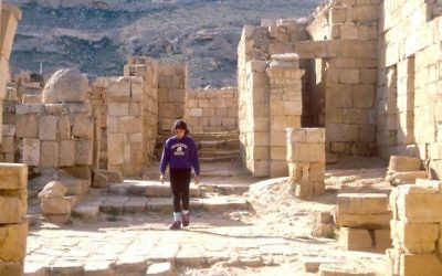 Marcher dans l'ancienne ville de Mamshit (Crédit : Shmuel Bar-Am)