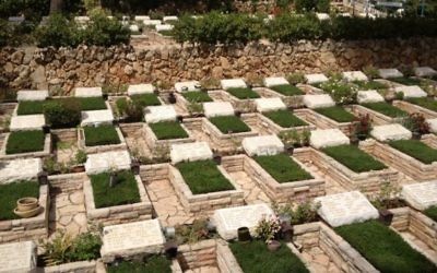 Des tombes datant de la guerre de Kippour (Crédit : Mitch Ginsburg/Times of Israel)