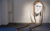 'Eidele Meidele' par Sara Erenthal est faite en papier mâché et en corde de manille. (Crédit : Camilla Cerea)