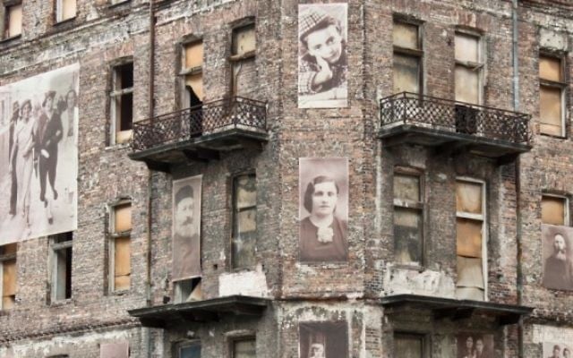 Un mémorial de l'Holocauste sur un bâtiment du ghetto de Varsovie. Illustration. (Crédit : Shutterstock) Un mémorial de l'Holocauste sur un bâtiment du ghetto de Varsovie. Illustration. (Crédit : Shutterstock)