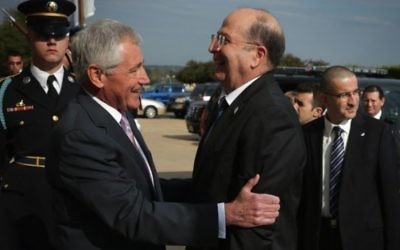 Chuck Hagel et Moshe Yaalon - 21 octobre 2014 (Crédit : Alex Wong/Getty Images/AFP)