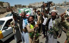 Des rebelles de l'armée yéménite chiite Houthi, le 21 septembre, 2014 (Crédit : AFP / Mohammed Huwais)