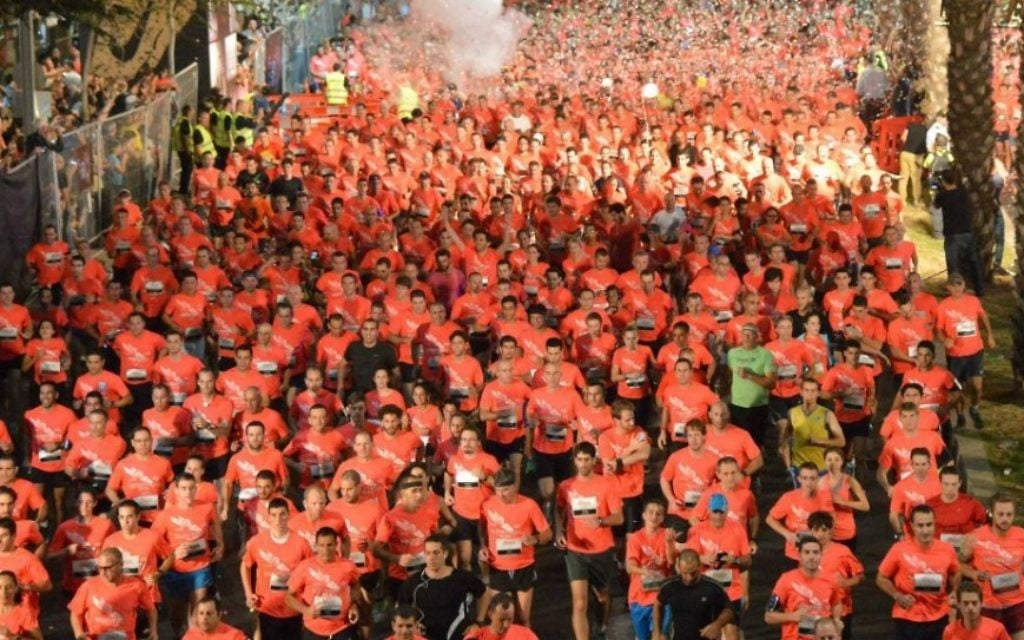 Des centaines de coureurs au Tel Aviv Night Run - 2013 (Crédit : Mairie de Tel Aviv)