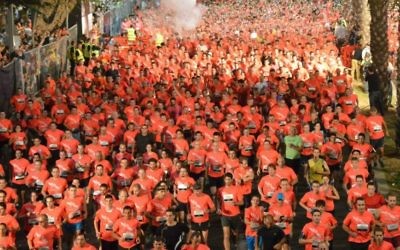 Des centaines de coureurs au Tel Aviv Night Run - 2013 (Crédit : Mairie de Tel Aviv)