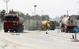 Les camions transportant du carburant pour la bande de Gaza entrent dans la ville de Rafah par le passage de Kerem Shalom, entre Israël et le sud de Gaza, le 16 mars 2014. (Crédit : Saïd Khatib/AFP)
