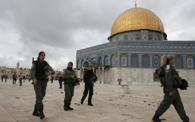 Des soldats israéliens sur le mont du Temple près de la mosquée Al-Aqsa (Crédit : AFP/AHMAD GHARABLI)