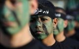 Les jeunes membres de l'Armée populaire du Hamas dans un défilé lors d'une cérémonie de remise des diplômes à Jabaliya, dans le nord de la bande de Gaza, le 7 novembre, 2014. (Crédit photo: AFP / Mohammed Abed)