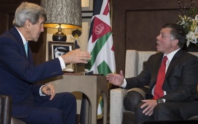 John Kerry et le roi Abdallah II de Jordanie le 13 novembre 2014 (Crédit : NICHOLAS KAMM / POOL / AFP)