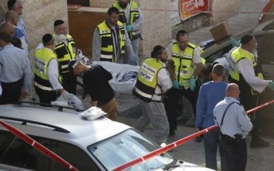 La police israélienne et des secouristes en dehors de la synagogue Kehilat Yaakov à Jérusalem après une attaque terroriste il le 18 Novembre, 2014. (Crédit : Yonatan Sindler / FLASH90)