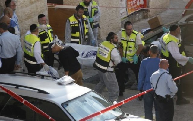 La police israélienne et des secouristes en dehors de la synagogue Kehilat Yaakov à Jérusalem après une attaque terroriste il le 18 Novembre, 2014. (Crédit : Yonatan Sindler / FLASH90) La police israélienne et des secouristes en dehors de la synagogue Kehilat Yaakov à Jérusalem après une attaque terroriste il le 18 Novembre, 2014. (Crédit : Yonatan Sindler / FLASH90)