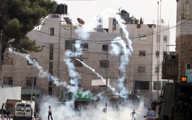 Émeutes à Hébron - le 14 novembre 2014 (Crédit : AFP PHOTO/ HAZEM BADER)