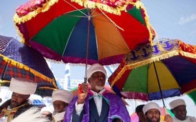 Plusieurs des Kesim, les dirigeants rabbiniques éthiopiens, à une fête du Sigd passé au Haas Promenade de Jérusalem où des milliers se rassemblent pour prier et réciter les Psaumes (Crédit : flash 90)