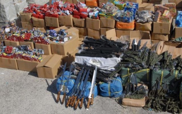 Armes saisies dans le port d'Ashdod le 20 novembre, 2014. (Crédit : Porte-parole de la police)