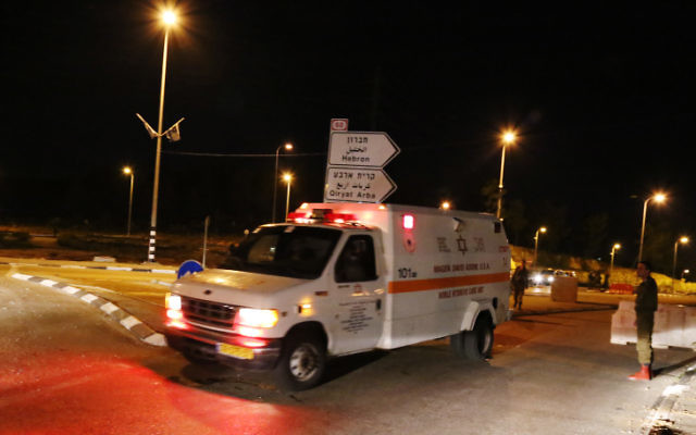Des soldats israéliens sur les lieux de l'attentat du 5 novembre (Crédit : Gershon Elinson/Flash90)