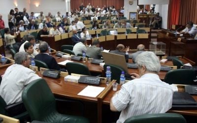 Les députés palestiniens assistent à une session du Conseil législatif palestinien à Ramallah, le 11 juillet 2007 (Crédit : Ahmad Gharabli/Flash90)