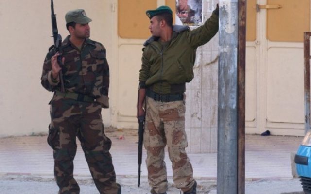 Agents de la sécurité de l'Autorité palestinienne à Naplouse (Crédit : Wagdit Ashtiyeh/Flash90)