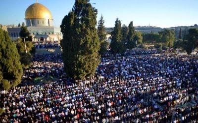 Des milliers de Palestiniens prient à l'extérieur de la mosquée d'Al-Aqsa, au sommet du mont du Temple dans la Vieille Ville de Jérusalem, lors de la fête musulmane de l'Aïd Al-Adha en octobre 2014. (Crédit : Sliman Khader / FLASH90)