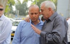 Le maire d'Ashkelon Itamar Shimoni (à gauche) avec le ministre de la Sécurité intérieure Yitzhak Aharonovitch, en mai 2014. (Crédit : Edi Israël/Flash90)
