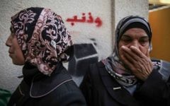 Des membres de la famille prenant le deuil de Hijazi près de son domicile d'Abu Tor à Jérusalem, le 30 octobre 2014 (Crédit : Hadas Parush/ Flash90)