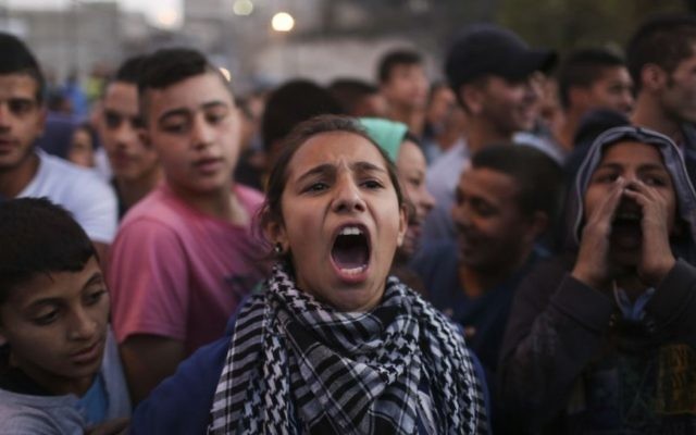Des Palestiniens protestent à Issawiya, à Jérusalem-Est, contre l'interdiction d'introduire du ciment à l'entrée du village suite à une attaque terroriste à Jérusalem-Ouest, le 12 novembre, 2014. (Crédit:  Hadas Parush / Flash90)