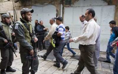 La police monte la garde pendant que les fidèles musulmans palestiniens se rendent à la mosquée Al-Aqsa, sur le mont du Temple, pour la prière du vendredi, le 14 novembre 2014. (Crédit : Yonatan Sindel/Flash90)