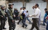 Des soldats israéliens dans la Vieille Ville (Crédit : Flash 90)
