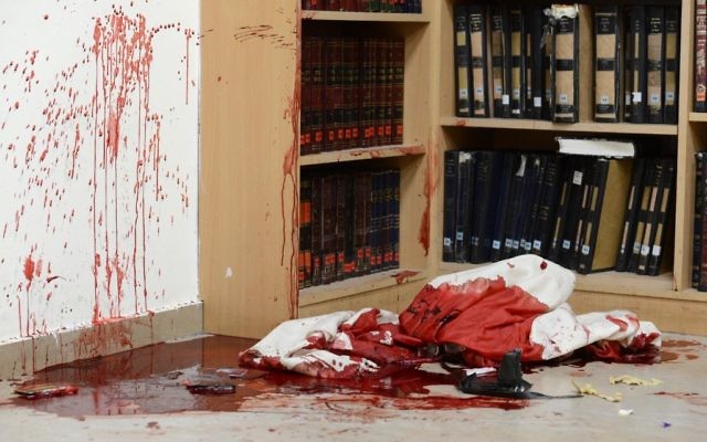 Illustration : Intérieur de la synagogue d'Har Nof après l'attentat du 18 novembre 2014 (Crédit : Kobi Gideon/GPO/FLASH90) Illustration : Intérieur de la synagogue d'Har Nof après l'attentat du 18 novembre 2014 (Crédit : Kobi Gideon/GPO/FLASH90)