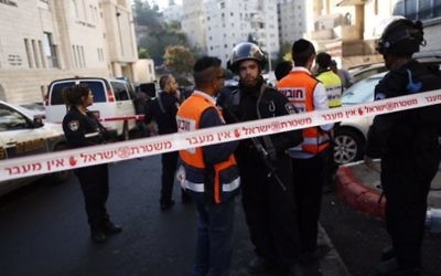 La police israélienne et des secouristes en dehors de la synagogue Kehilat Yaakov à Jérusalem après une attaque terroriste il le 18 Novembre, 2014. (Crédit : Yonatan Sindler / FLASH90)