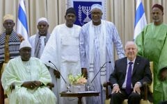 Le président Reuven Rivlin rencontre une délégation d'imams du Sénégal, à la résidence du président à Jérusalem le 27 novembre, 2014. (Crédit : Mark Neyman / GPO / FLASH90)
