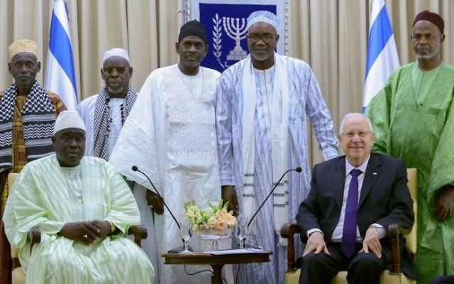 Le président Reuven Rivlin rencontre une délégation d'imams du Sénégal, à la résidence du président à Jérusalem le 27 novembre, 2014. (Crédit : Mark Neyman / GPO / FLASH90) Le président Reuven Rivlin rencontre une délégation d'imams du Sénégal, à la résidence du président à Jérusalem le 27 novembre, 2014. (Crédit : Mark Neyman / GPO / FLASH90)