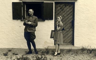 Himmler et sa fille Gudrun vers 1941 (Crédit : Kino Lorber, Ltd.)