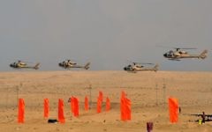 Hélicoptères de l'armée égyptienne survolant la péninsule du Sinaï, le 18 octobre 2012 (Crédit : Présidence égyptienne/AFP)