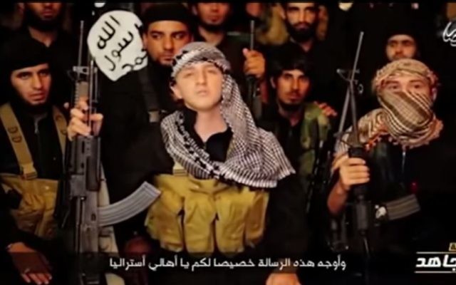 L'adolescent australien djihadiste, Abdullah Elmir, en train de menacer l'Occident (Crédit : Capture d'écran YouTube) L'adolescent australien djihadiste, Abdullah Elmir, en train de menacer l'Occident (Crédit : Capture d'écran YouTube)