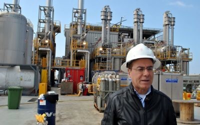 Le ministre de l'Energie et de l'Eau, Silvan Shalom, à Ashdod (Crédit : Moshe Binyamin/Ministère de l'Energie et de l'Eau)