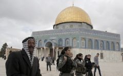 Les forces de l'ordre israéliennes près du dôme du Rocher sur le mont du Temple, le 5 novembre 2014. (Crédit : Ahmad Gharabli /AFP)