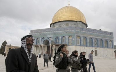 Les forces de l'ordre israéliennes près du dôme du Rocher sur le mont du Temple, le 5 novembre 2014. (Crédit : Ahmad Gharabli /AFP)