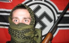 Illustration d'un néo-nazi (Crédit : CC BY-SA 3.0, par Froofroo, Wikimedia Commons)
