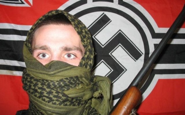 Illustration d'un néo-nazi (Crédit : CC BY-SA 3.0, par Froofroo, Wikimedia Commons)