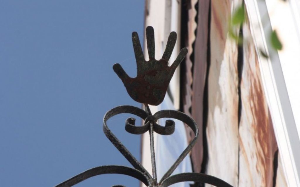 Une Hamsa dans le quartier de Zichron Tuvia (Crédit : Shmuel Bar-Am)