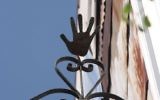Une Hamsa dans le quartier de Zichron Tuvia (Crédit : Shmuel Bar-Am)