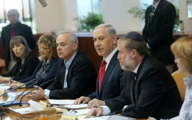 Benjamin Netanyahu à une réunion du cabinet des ministres (Crédit : Flash 90)