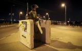 Un soldat israélien à Alon Shvut, près de l'endroit  où a été assassinée Dahlia Lemkus le 10 novembre 2014 (Crédit : Nati Shohat/Flash90)