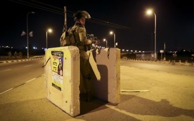 Un soldat israélien à Alon Shvut, près de l'endroit  où a été assassinée Dahlia Lemkus le 10 novembre 2014 (Crédit : Nati Shohat/Flash90)