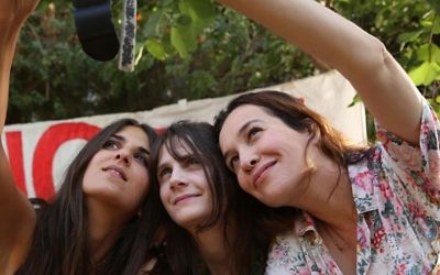 De gauche à droite : Géraldine Nakache, Judith Chemla et Yael Abecassis  dans le film Atlit de Shirel Amitay (Crédit : Autorisation)