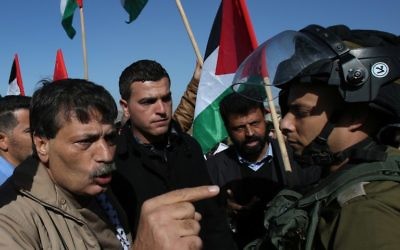 Ziad Abou Eïn pointe du doigt un soldat israélien - 11 décembre 2014 (Crédit : AFP)