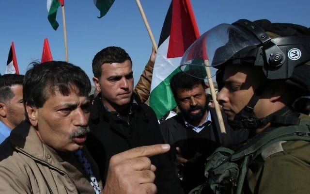 Ziad Abou Eïn pointe du doigt un soldat israélien - 11 décembre 2014 (Crédit : AFP) Ziad Abou Eïn pointe du doigt un soldat israélien - 11 décembre 2014 (Crédit : AFP)