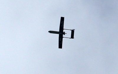 Un drone appartenant aux Brigades al-Qassam, la branche armée du Hamas, vole au-dessus de Gaza Ville, le 14 décembre 2014. Illustration. (Crédit : Mahmud Hams/AFP)