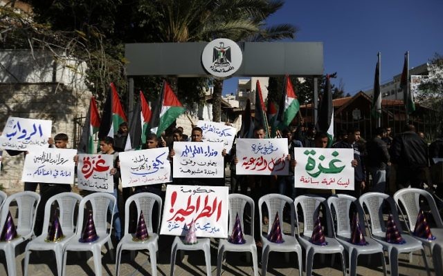 La centaine de fonctionnaires du groupe terroriste bloque le siège du gouvernement - 31 décembre 2014 (Crédit : AFP) La centaine de fonctionnaires du groupe terroriste bloque le siège du gouvernement - 31 décembre 2014 (Crédit : AFP)