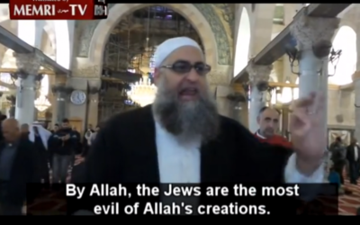 Le cheikh Omar Abu Sara appelle au meurtre de Juifs à la mosquée Al-Aqsa, située sur le mont du Temple, à Jérusalem, le 28 novembre 2014. (Crédit : capture d'écran YouTube/MEMRI)