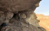 Un travailleur dans la Grotte des Crânes dans une photo fournie par l'AAI (Crédit : IAA)